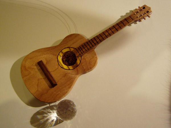 Gitarre mit Kristall 2